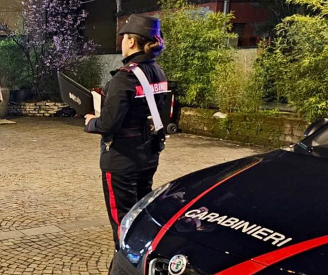 Ruba incasso e bottiglie di alcolici in un bar. Denunciato