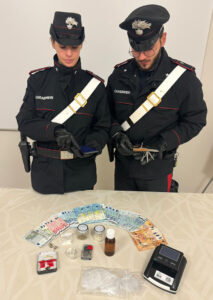 Market della droga in casa e materiale per il confezionamento: arrestata 43enne