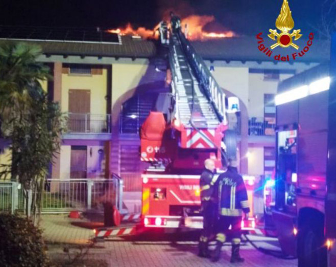 Reggio Emilia, brucia il tetto di due villette