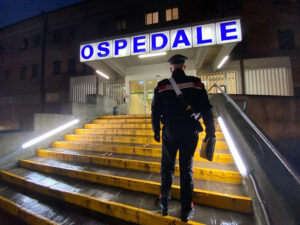 Colpisce con una pala il vicino dopo una lite: denunciato