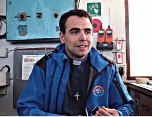 Rinviati a data da gli appuntamenti con Don Mattia Ferrari per “Ne vale la pena”