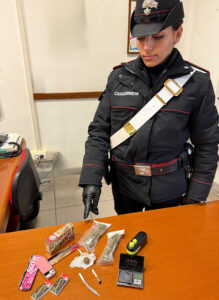 Fermato in un parcheggio con la droga: denunciato dai Carabinieri