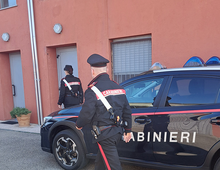 Viola divieto di avvicinamento e tenta un tamponamento all’auto della moglie: arrestato