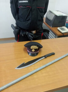 Droga, un machete e una spranga di ferro dentro l’auto. Arrestato