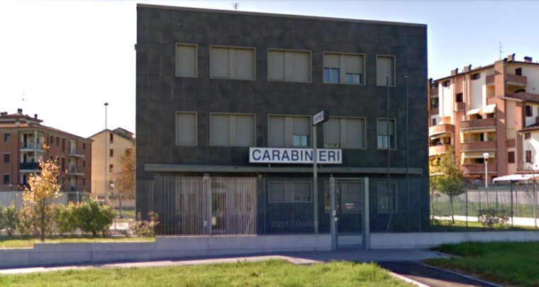 Scippa una donna e tenta la fuga, ma viene bloccato da due giovani: condannato 46enne di Casalgrande