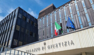 Violenze per impedire di “occidentalizzarsi”: divieto di avvicinamento per mamma e nonno