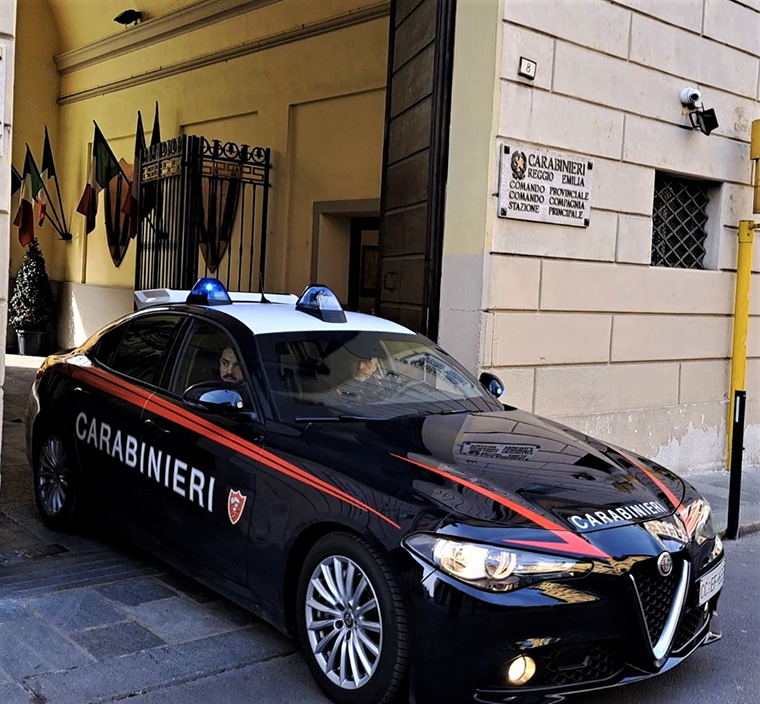 Chiede ai vicini di non urlare e viene pestato: due 27enni denunciati