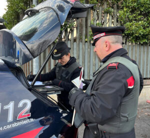 Occupa abusivamente un appartamento e minaccia i residenti: denunciato