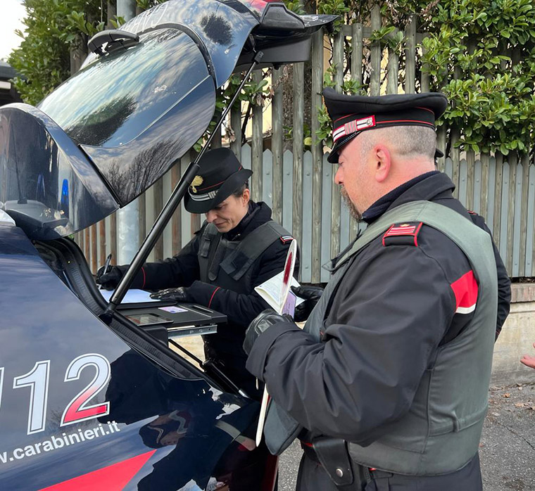 Aggredisce la moglie e poi anche due carabinieri: arrestato
