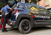 Picchia la moglie e distrugge casa, poi evade per tornare sotto casa della donna: arrestato