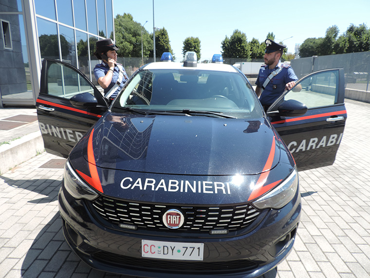 Provoca un incidente senza patente, fugge e simula il furto dell’auto: denunciato