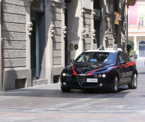 Cerca di rubare birre dal supermercato poi aggredisce i Carabineri