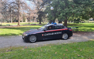 Camminava con passamontagna e coltello in tasca: minorenne denunciato