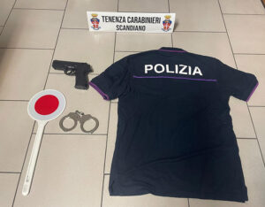 In strada con manette, paletta e pistola finta e a casa una polo con scritta “Polizia”: 19enne denunciato
