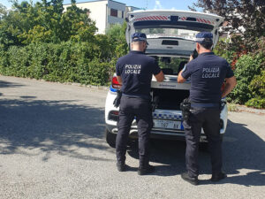 Auto danneggiata dall’esplosione della gomma di un camion: l’autista si dà alla fuga