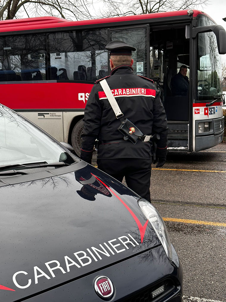 Prima lo deridono sul bus poi lo rapinano per strada: cinque giovanissimi denunciati dai Carabineri