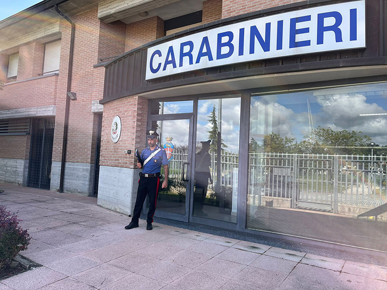 Distrugge l’auto del collega: videofilmato, è denunciato dai Carabinieri