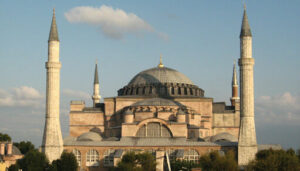 Turista tenta di incendiare la moschea di Hagja Sophia a Istanbul