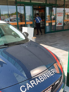 Insieme allo zio deruba un’anziana al supermercato: 21enne denunciato