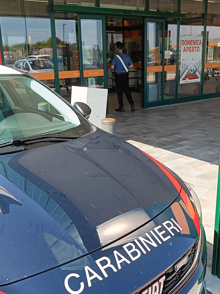 Insieme allo zio deruba un’anziana al supermercato: 21enne denunciato