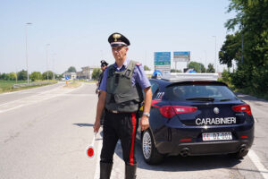 Strappa la catenina ad un anziano e aggredisce i Carabinieri: arrestato
