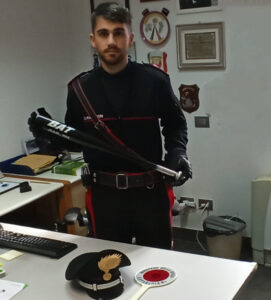 In auto con una mazza da baseball: denunciato
