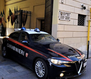 Prima crea problemi in un albergo della città e poi aggredisce i Carabinieri: arrestato
