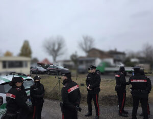 Controlli anti-illegalità in un campo-nomadi di Reggio Emilia