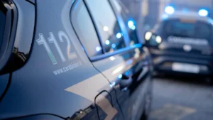 Milano. Quindicenne minacciato, spogliato e costretto a prelevare dal bancomat senza vestiti