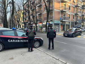 Reggio Emilia, 19enne pizzicato in stazione con armi da taglio: denunciato
